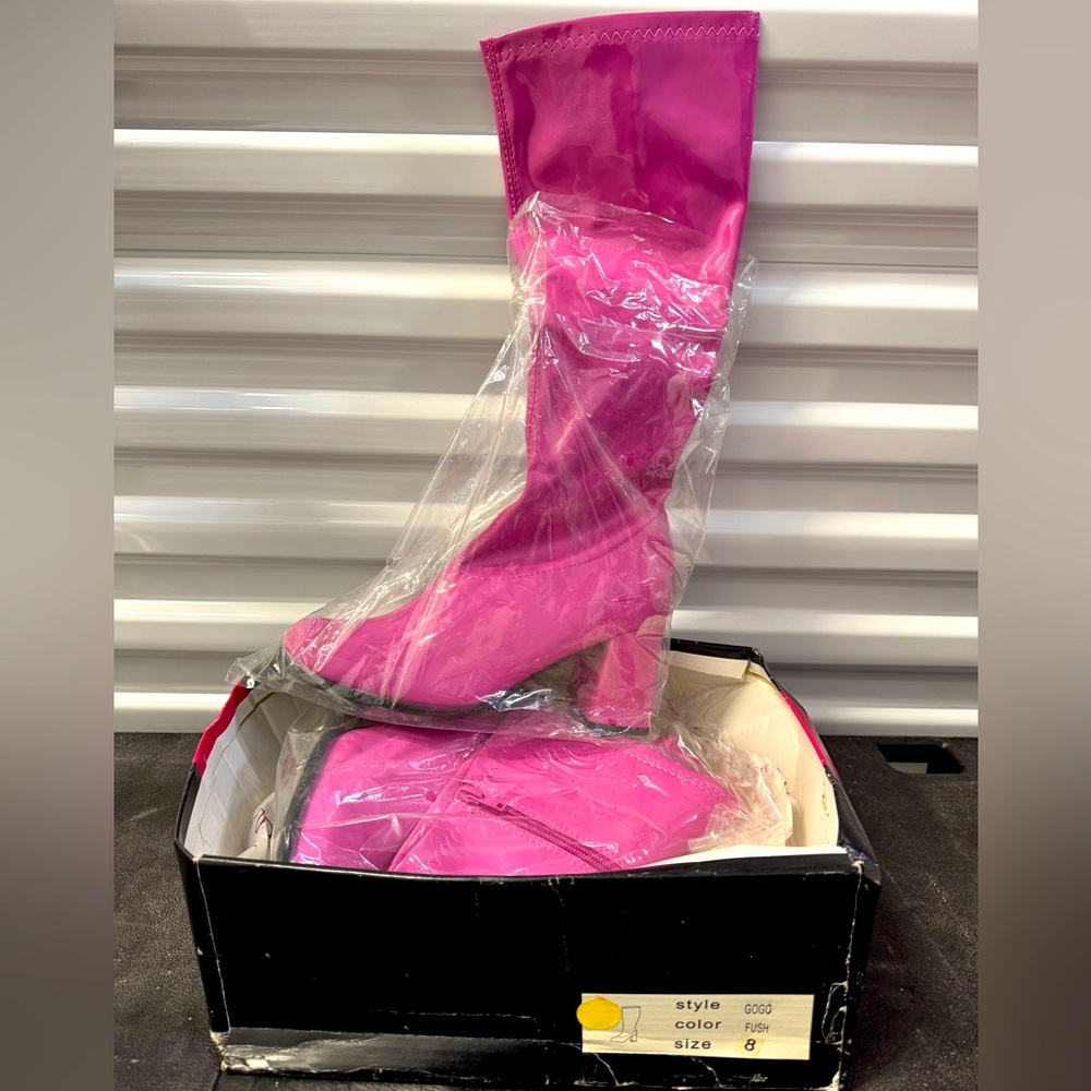 I’m selling a fusion colored heeled boot by “Ellie” size 8 new in box. Box torn